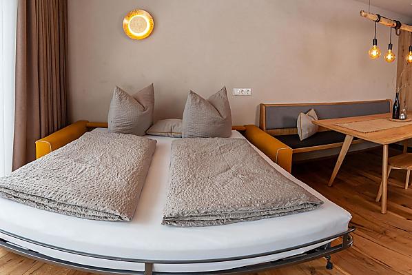 Die gemütliche Couch lässt sich ganz einfach zu einem Doppelbett mit hochwertiger Matratze aufklappen.