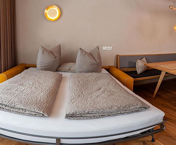 Die gemütliche Couch lässt sich ganz einfach zu einem Doppelbett mit hochwertiger Matratze aufklappen.
