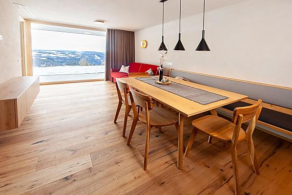 Der geräumige Wohnraum mit großem Panoramafenster