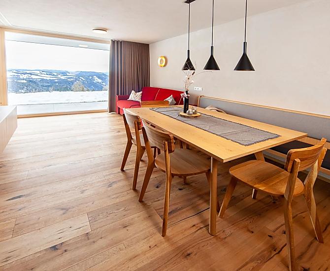 Der geräumige Wohnraum mit großem Panoramafenster