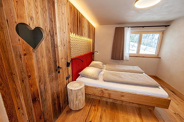 Schlafzimmer mit angrenzendem, vollausgestattetem Badezimmer 