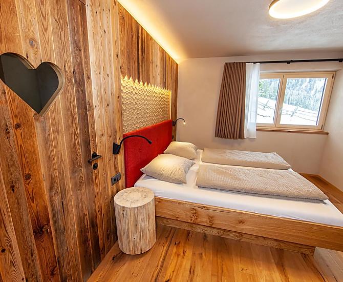 Schlafzimmer mit angrenzendem, vollausgestattetem Badezimmer 
