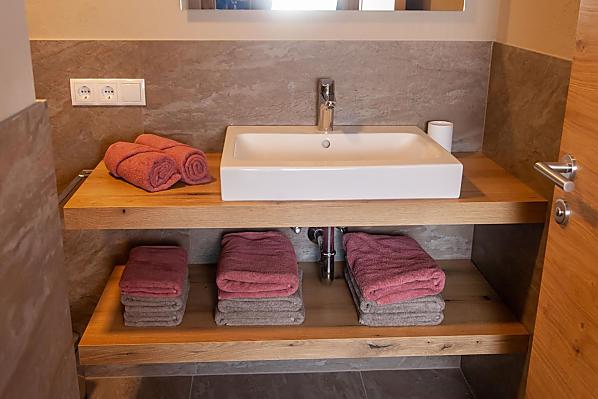 Zweites vollausgestattetes Badezimmer