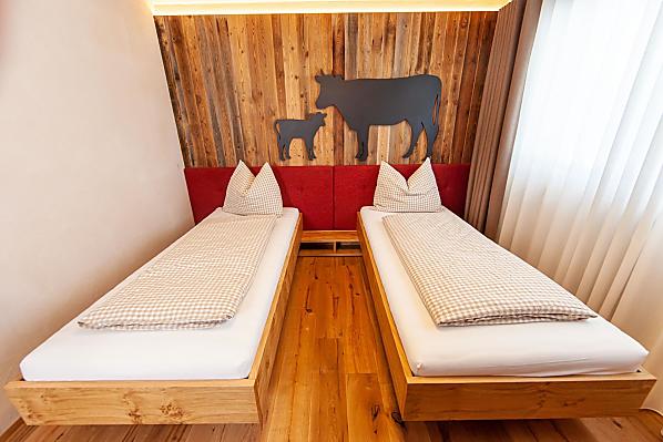 Schlafzimmer mit verschiebbaren Betten