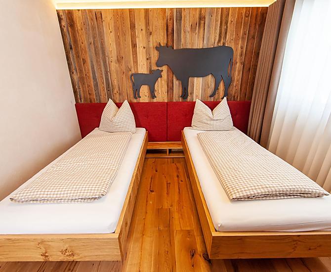 Schlafzimmer mit verschiebbaren Betten