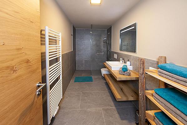 Das geräumige Badezimmer