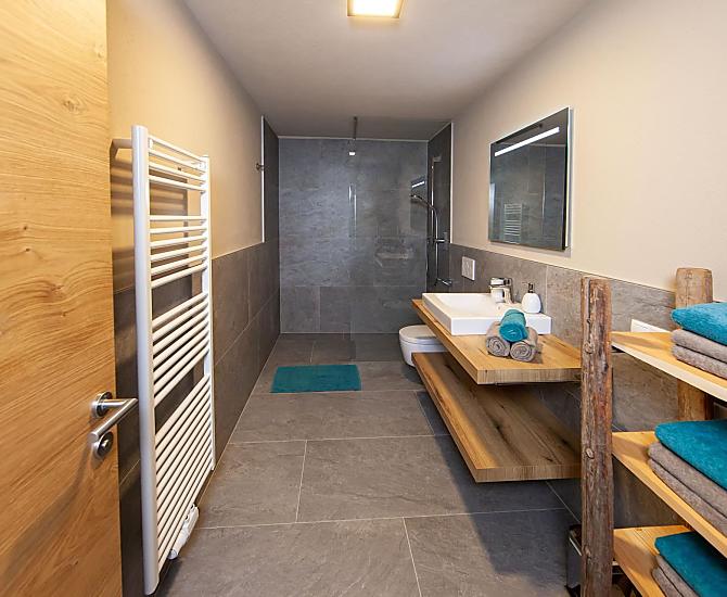 Das geräumige Badezimmer