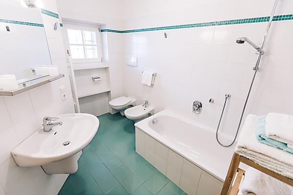 Badewanne mit Duschabtrennung, Bidet und WC