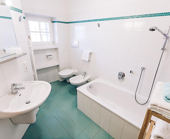 Badewanne mit Duschabtrennung, Bidet und WC