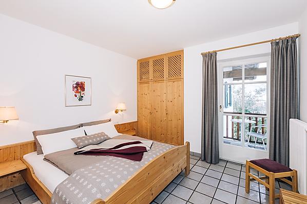 Naturholzschlafzimmer mit Südbalkon
