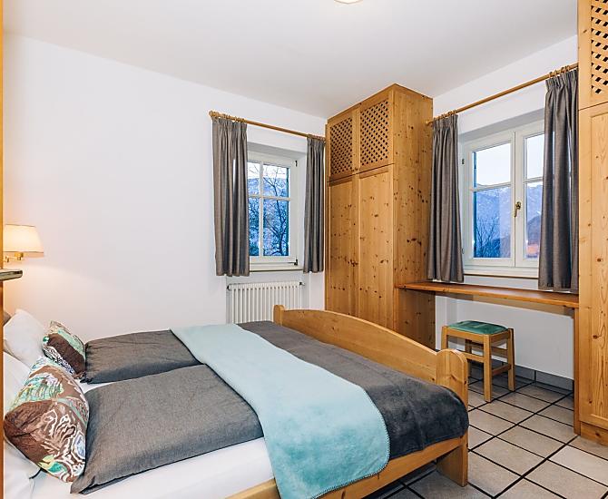 Naturholzschlafzimmer mit Blick auf Gebirgskette