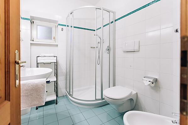 Bad mit Dusche, Bidet und WC