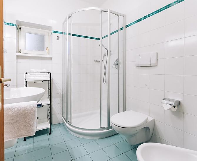 Bad mit Dusche, Bidet und WC
