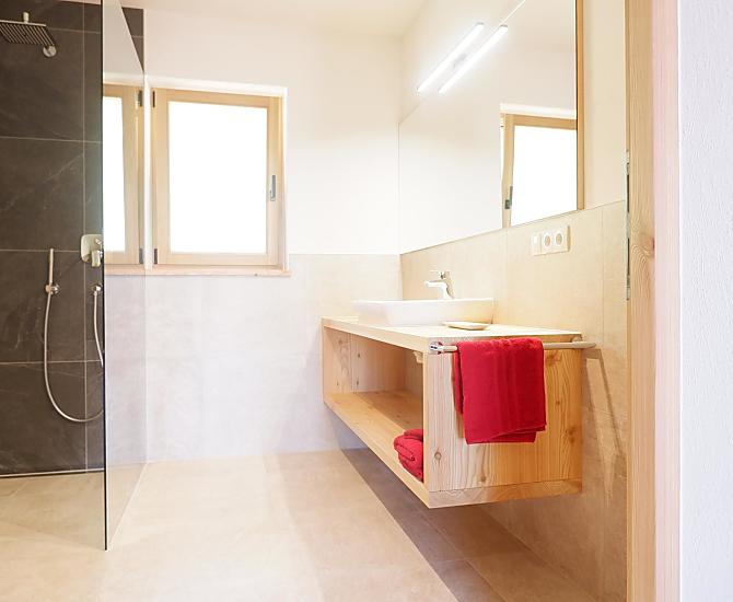 Modernes, großzügiges Badezimmer