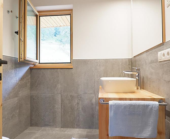 Schönes, modernes Badezimmer mit viel Licht 