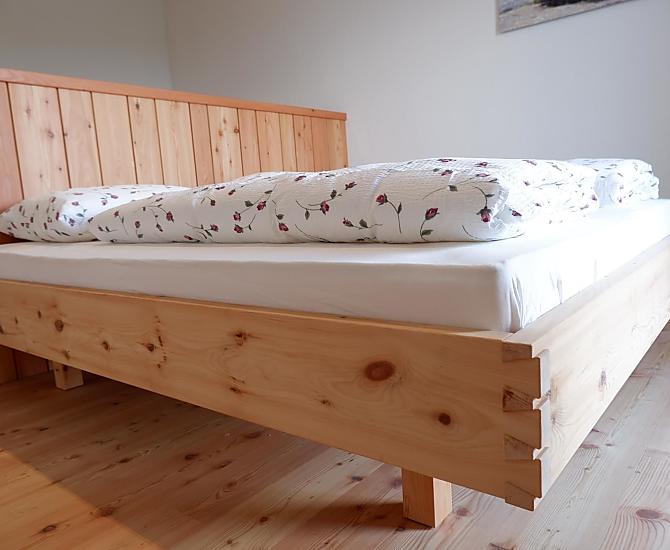 Schlafzimmer in Massivholz mit schönem Bergblick 