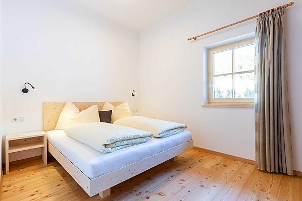 Schlafzimmer mit Blick zum Latemar.