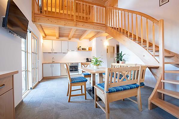 Wohnraum mit Treppe zur Empore.