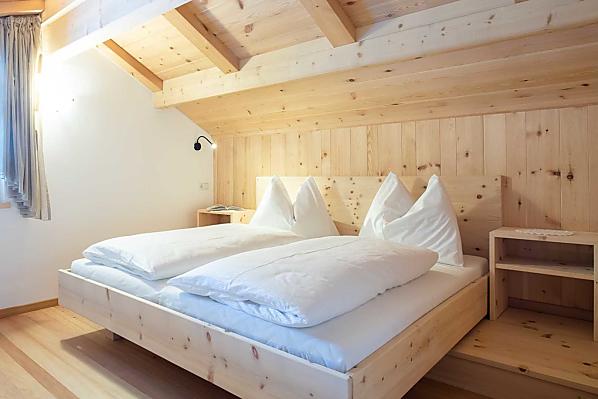 Doppelbett in Zirbenholz in der Empore.
