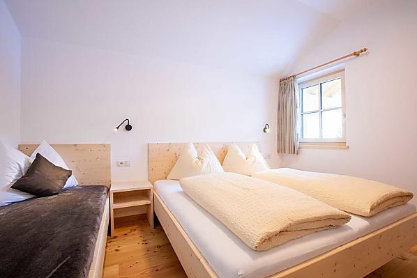 Das Schlafzimmer mit Notbett bei Bedarf.