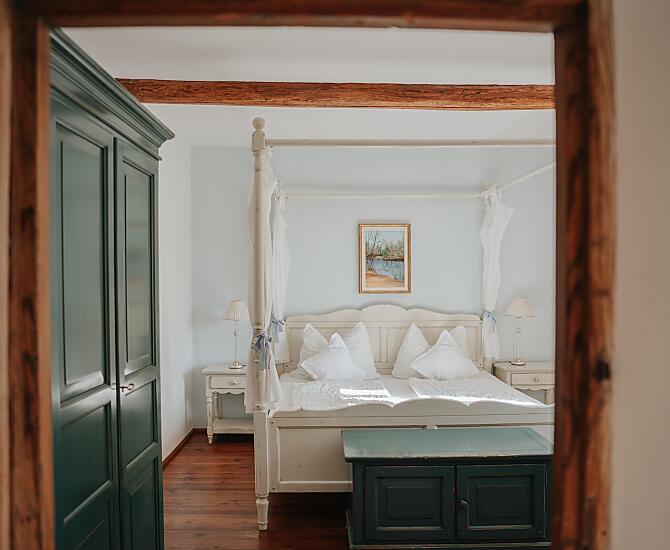 Blick ins Schlafzimmer mit Himmelbett
