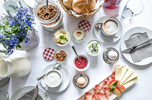 Met liefde bereid ontbijt met eigen producten van de boerderij en regionale specialiteiten – de perfecte start van de dag.