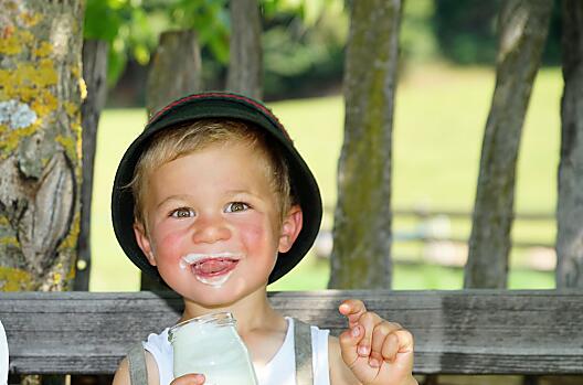 Op de boerderij is er dagelijks gepasteuriseerde verse melk en een ruime keuze aan verse natuuryoghurts en yoghurts met fruit.