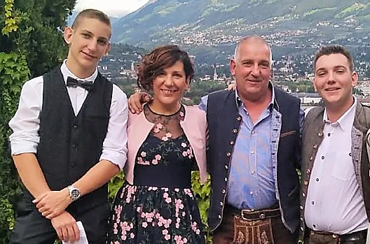 We heten u van harte welkom op onze boerderij! Margit en Toni met Florian en Lukas