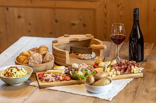 Geniet van een typische Zuid-Tiroolse Marende, met liefde bereid door boerin Simone, met producten van de eigen boerderij en regionale specialiteiten.