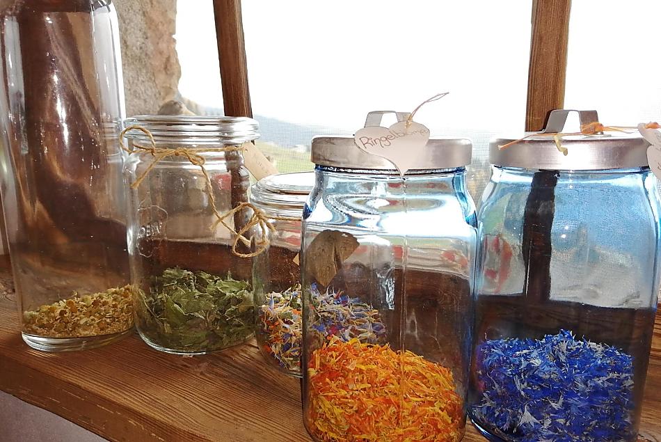 Een rijke kruidenvariatie uit de boerenhof-tuin, aromatisch en afwisselend op uw ontbijttafel.