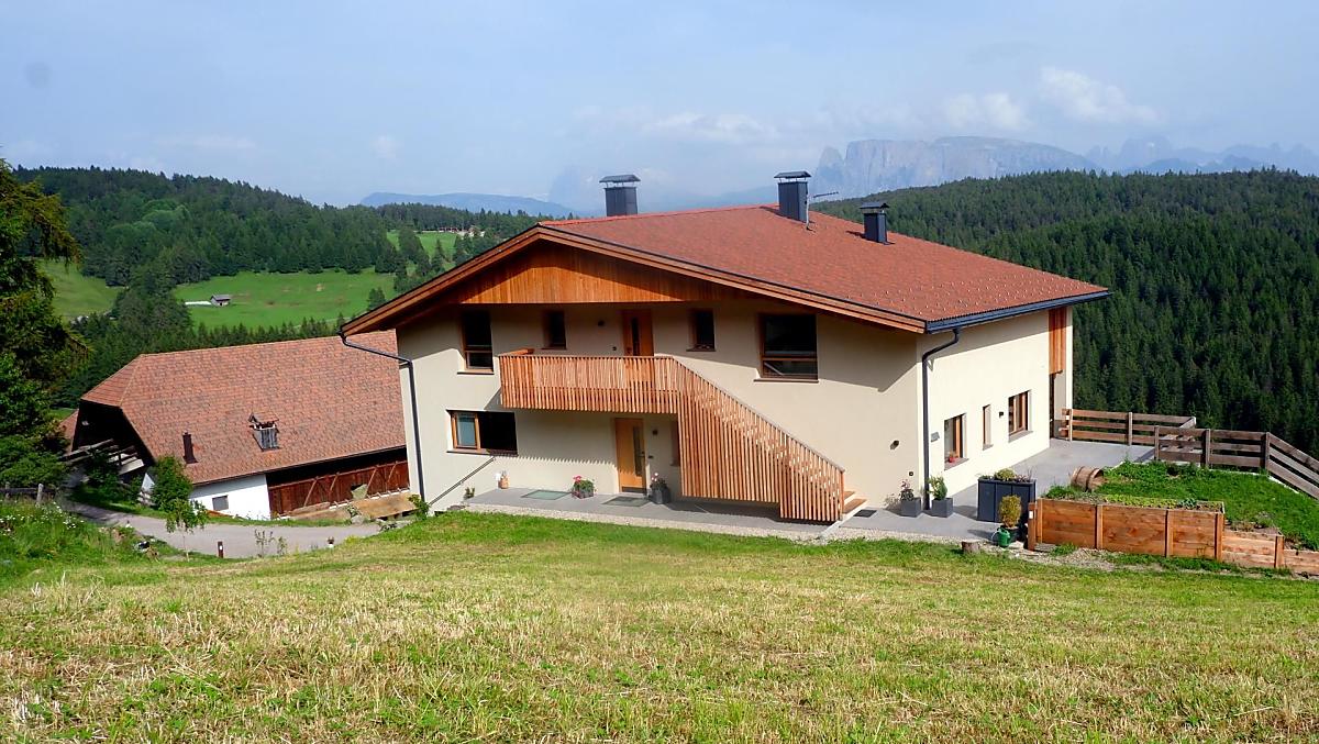 De boerderij op de Ritten, boven Bozen, ingebed in natuurbeveiligde lariksweiden, ligt midden in het wandelgebied Rittner Horn.