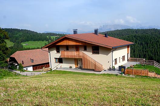 De boerderij op de Ritten, boven Bozen, ingebed in natuurbeveiligde lariksweiden, ligt midden in het wandelgebied Rittner Horn.