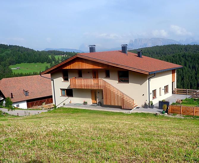 De boerderij op de Ritten, boven Bozen, ingebed in natuurbeveiligde lariksweiden, ligt midden in het wandelgebied Rittner Horn.