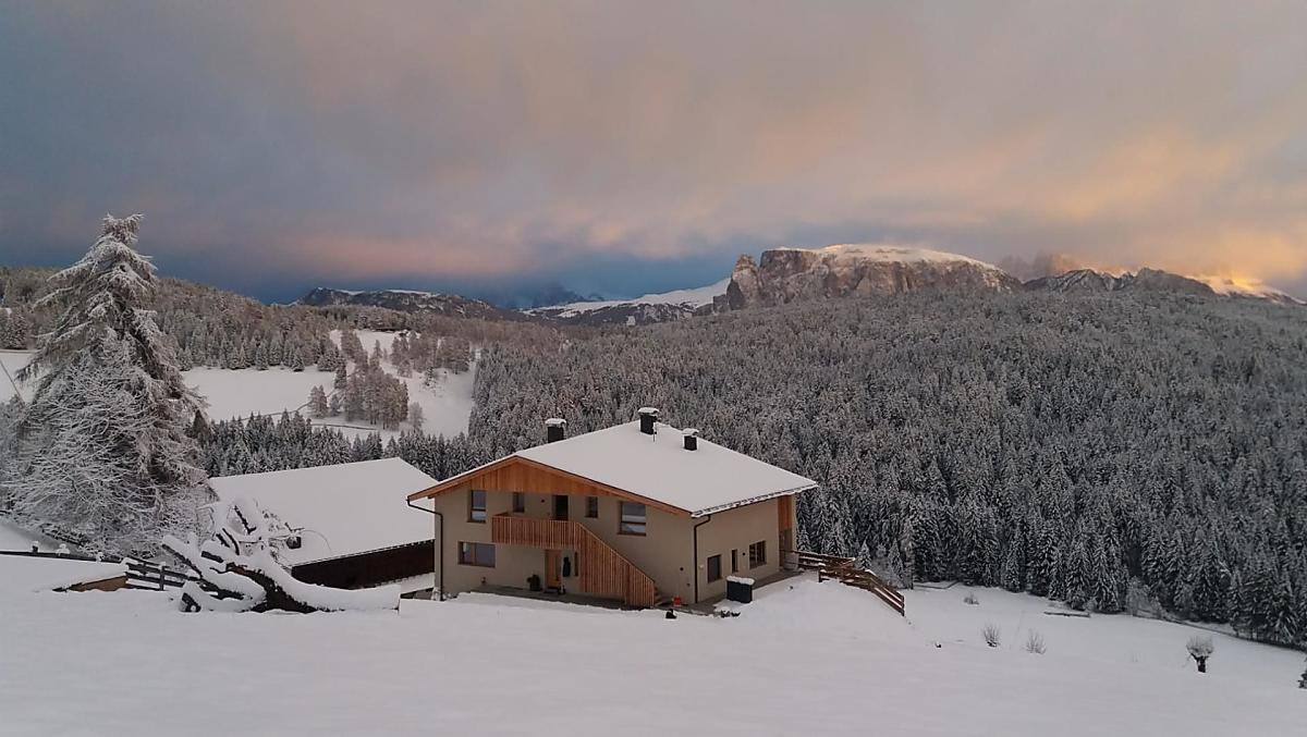 Winterse idylle met uitzicht op de Dolomieten