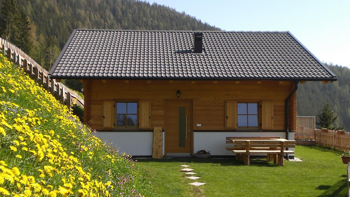 Een van de nieuwe chalets op de Niederhaushof in mei. Vakantie middenin de bloemenwei, omgeven door bossen.