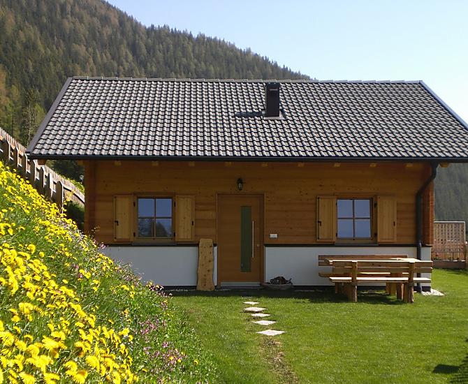 Een van de nieuwe chalets op de Niederhaushof in mei. Vakantie middenin de bloemenwei, omgeven door bossen.