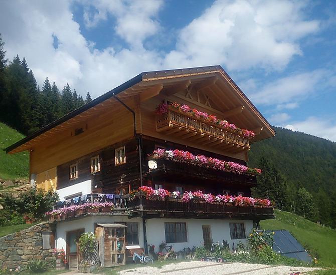 Het boerenhuis op de Niederhaushof met de nieuwe dakwoningen. Twee balkons laten je van het uitzicht op de omliggende bergen genieten.