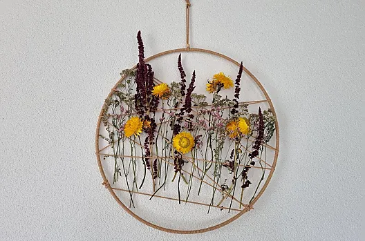 Zelfgemaakte wanddecoratie met wilde bloemen en bloemen uit onze tuin