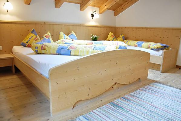 Schlafzimmer mit Doppelbett und Einzelbett