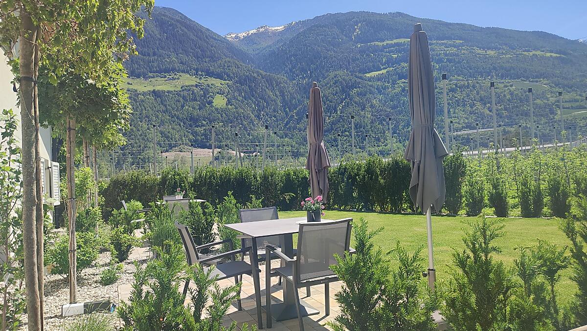 Unser Gartenbereich mit Terrassen für unsere Gäste