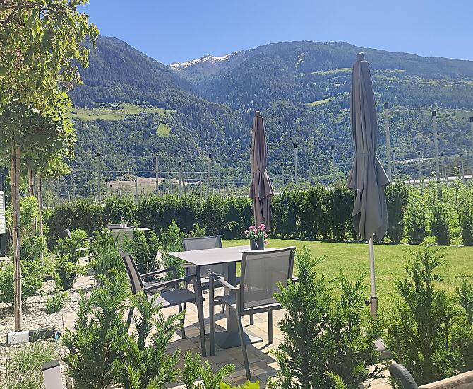 Unser Gartenbereich mit Terrassen für unsere Gäste