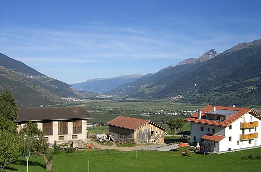Onze boerderij op het prachtige hoogplateau "Pinet" biedt een schitterend uitzicht over de uitgestrekte Vinschgau. Hierboven vindt u rust en ontspanning.