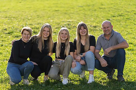 Boer Klaus en boerin Beate met hun dochters Marie, Magdalena en Petra en oma Johanna heten u van harte welkom.