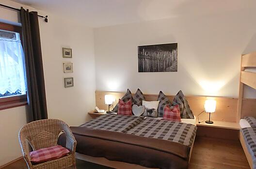 Schlafzimmer mit Doppelbett und Stockbett