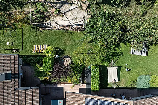 Gästewiese - ein Ausschnitt davon: mit Grillplatz, Ruhebereich, Spielplatz, Zugang zum Weinberg - direkter Zugang von den oberen Wohnungen.
