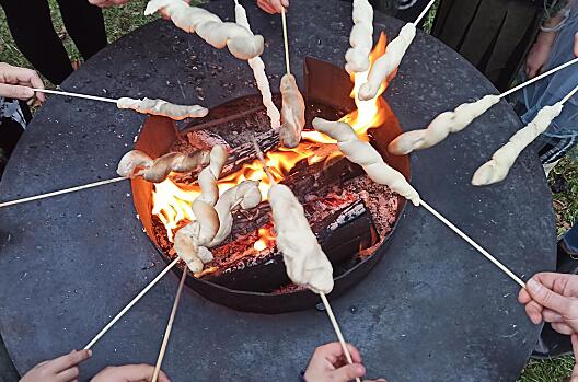 Stockbrot grillen am Lagerfeuer