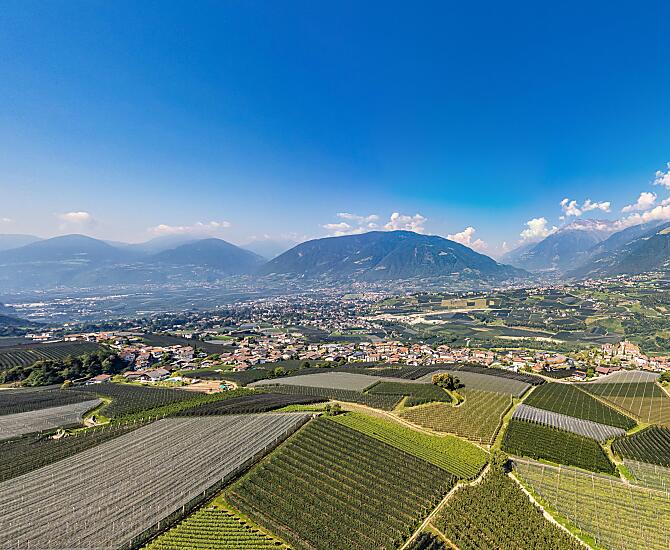 Ausblick vom Balkon mit Tisch und Stühlen.