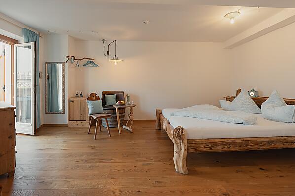 Schönes Doppelzimmer mit Blick in Richtung Marling Dorf. 