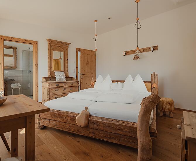 Helles Doppelbettzimmer mit Blick nach Bozen und auf den Tschögglberg.