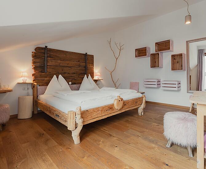 Schönes Doppelbettzimmer mit Blick auf den Waalweg, die Weinberge und das Dorf Marling.